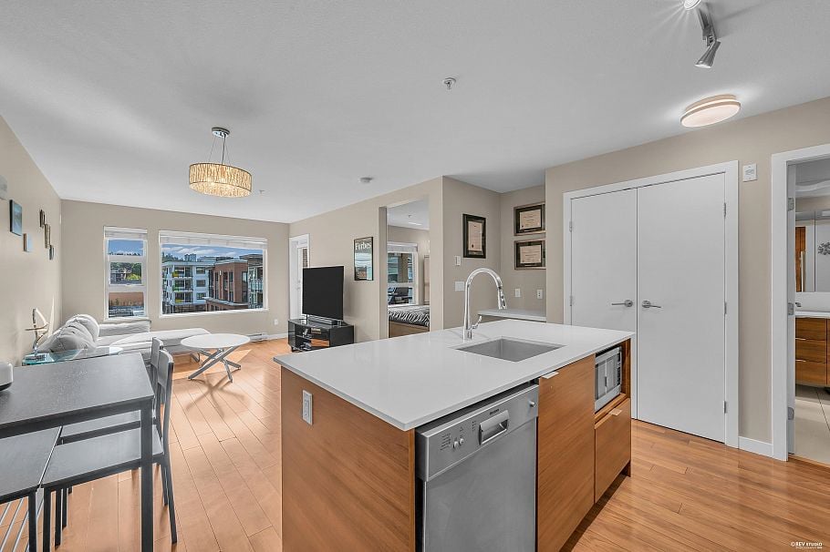 401 1677 Lloyd Avenue North Vancouver, BC - 2