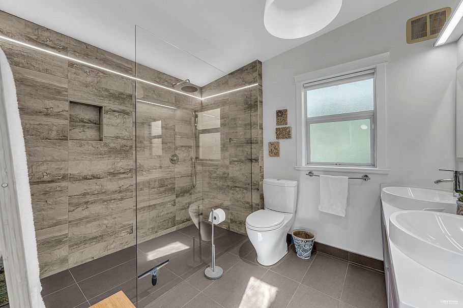 4323 Valencia Avenue North Vancouver, BC - 16