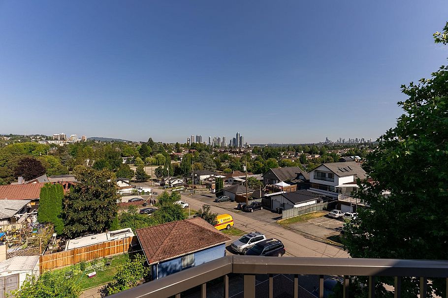 219 2910 E Pender Street Vancouver, BC - 21