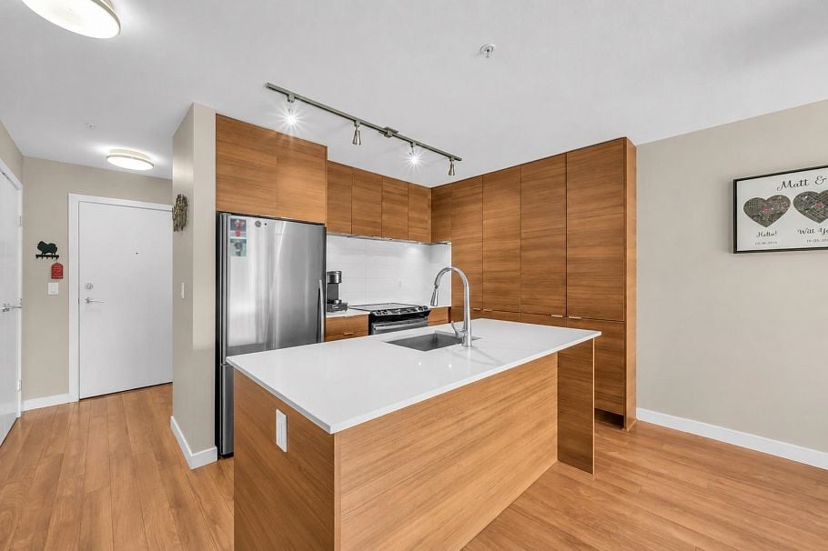 401 1677 Lloyd Avenue North Vancouver, BC - 3
