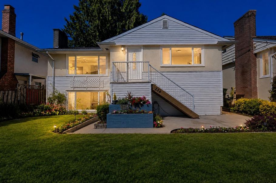 234 W 23rd Street North Vancouver, BC - 1