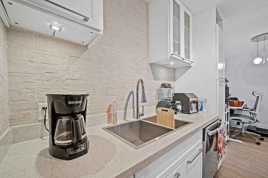210 141 W 13th Street North Vancouver, BC - 10