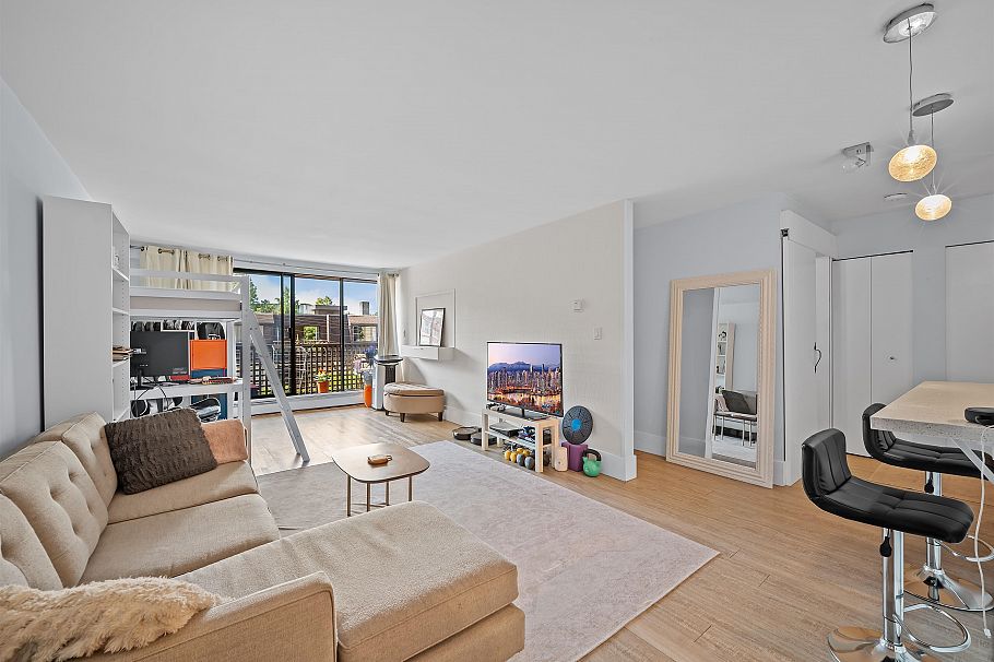 210 141 W 13th Street North Vancouver, BC - 17