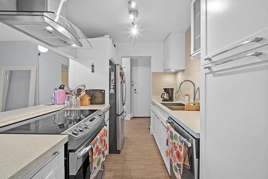 210 141 W 13th Street North Vancouver, BC - 9