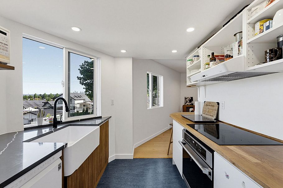 219 2910 E Pender Street Vancouver, BC - 9
