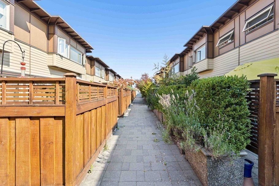 13 2389 Charles Street Vancouver, BC - 40
