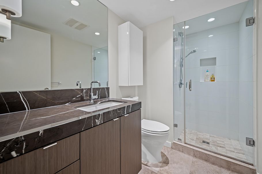 704 125 E 14th Street North Vancouver, BC - 24