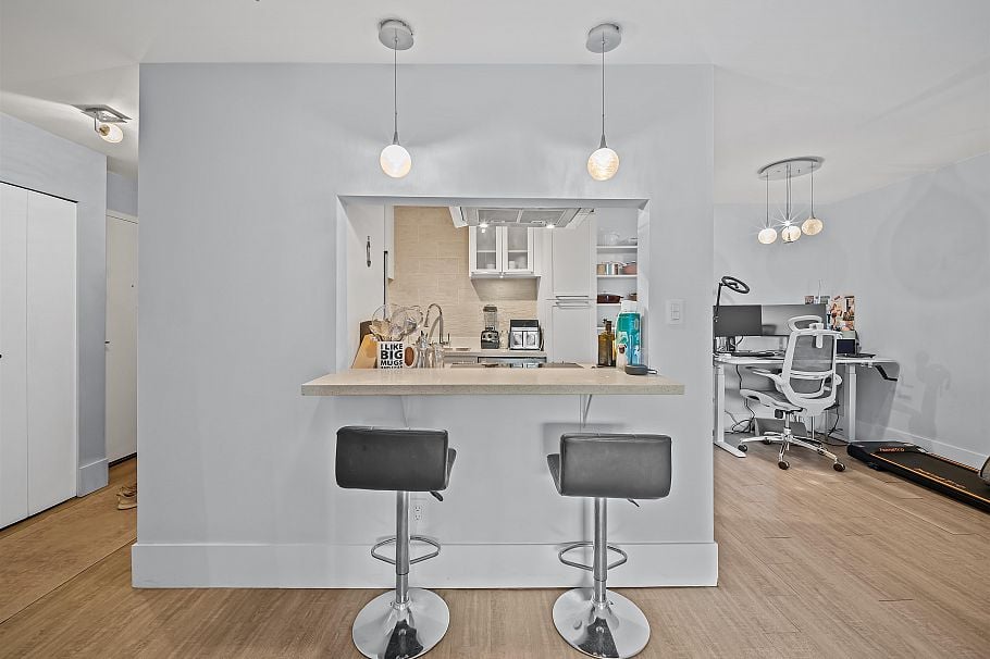 210 141 W 13th Street North Vancouver, BC - 8