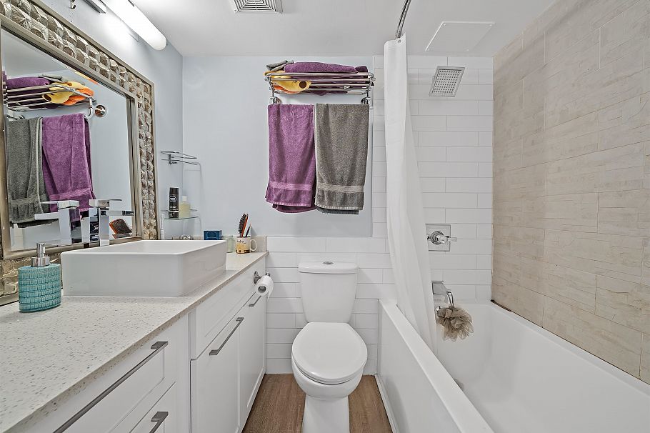 210 141 W 13th Street North Vancouver, BC - 13