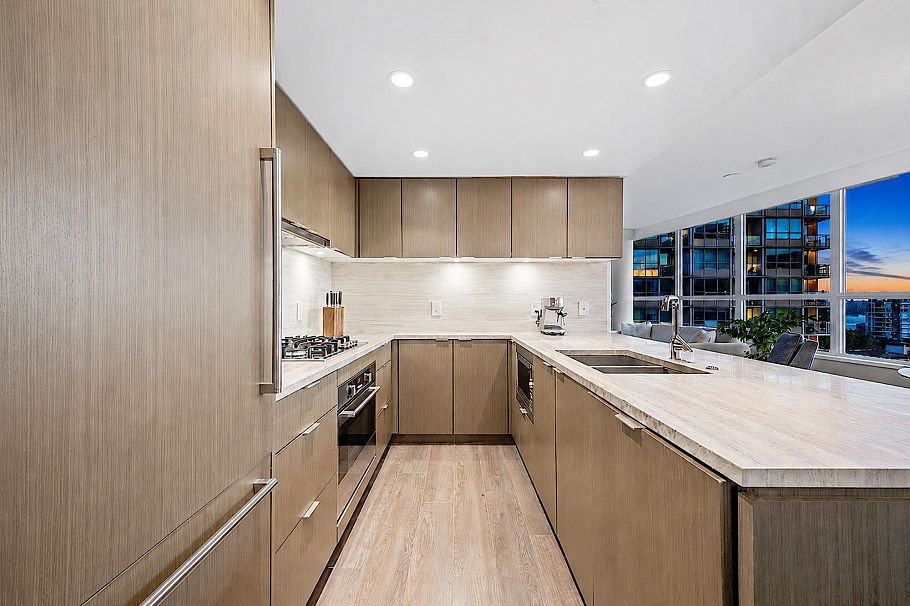 704 125 E 14th Street North Vancouver, BC - 14