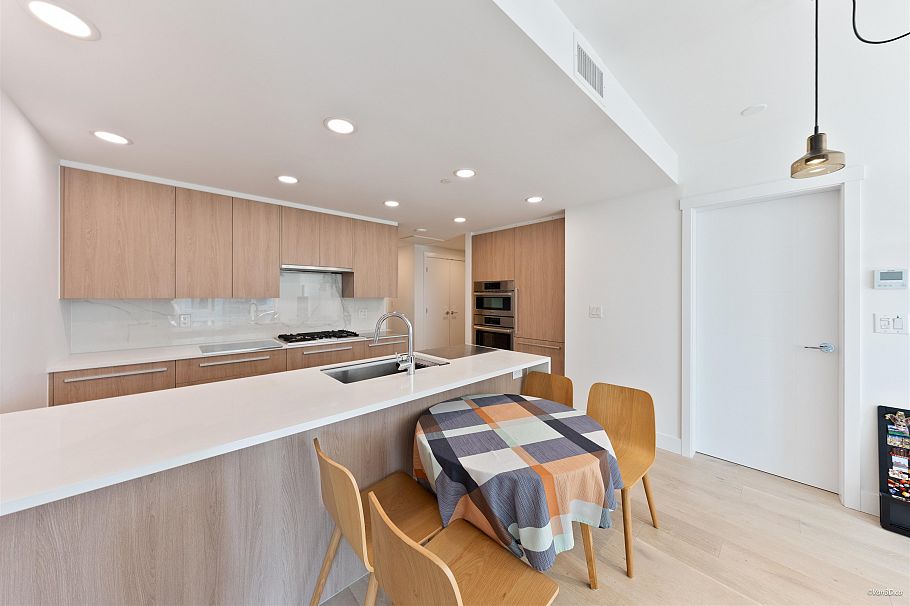 504 2780 Valley Centre Avenue North Vancouver, BC - 4