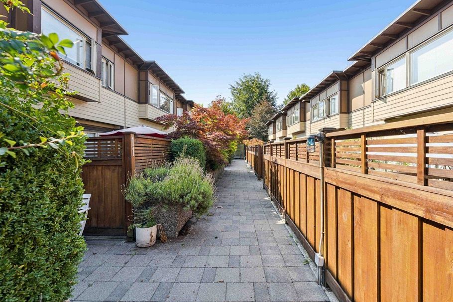 13 2389 Charles Street Vancouver, BC - 34