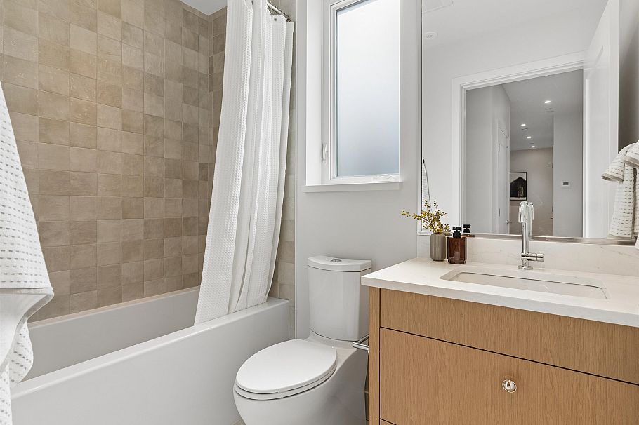 2 3058 W 34th Avenue Vancouver, BC - 24
