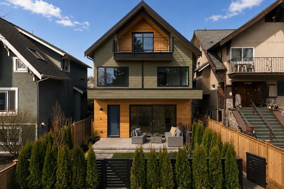 1 2755 W 11th Avenue Vancouver, BC - 1