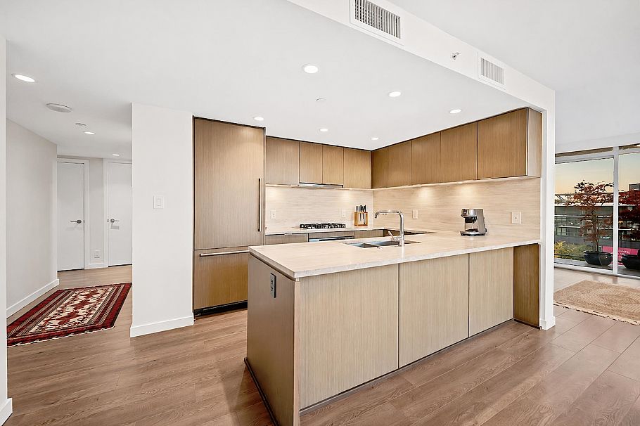 704 125 E 14th Street North Vancouver, BC - 16