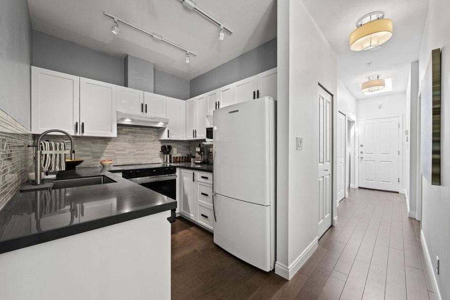 313 1675 W 10th Avenue Vancouver, BC - 2