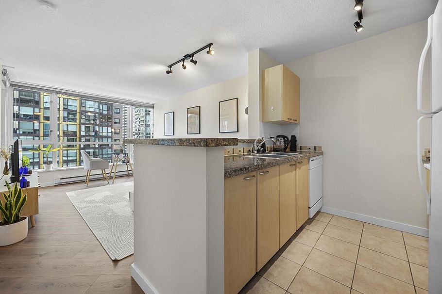 1601 1420 W Georgia Street Vancouver, BC - 8