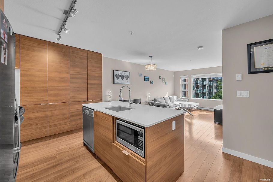 401 1677 Lloyd Avenue North Vancouver, BC - 1