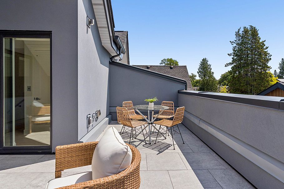 2 3058 W 34th Avenue Vancouver, BC - 34