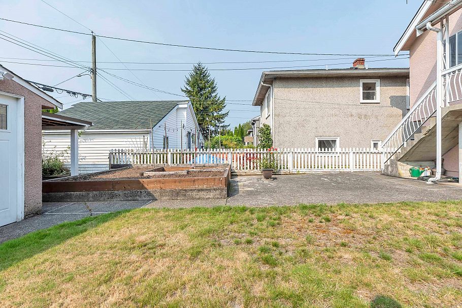 2560 Adanac Street Vancouver, BC - 21