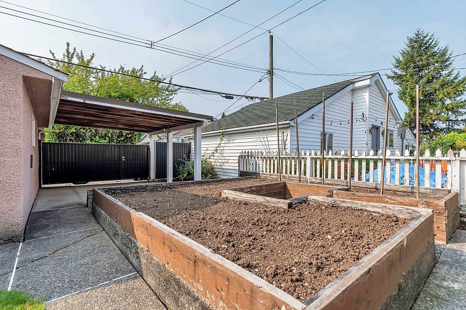 2560 Adanac Street Vancouver, BC - 23