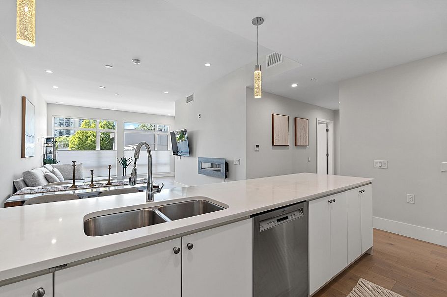 206 1591 Bowser Avenue North Vancouver, BC - 8