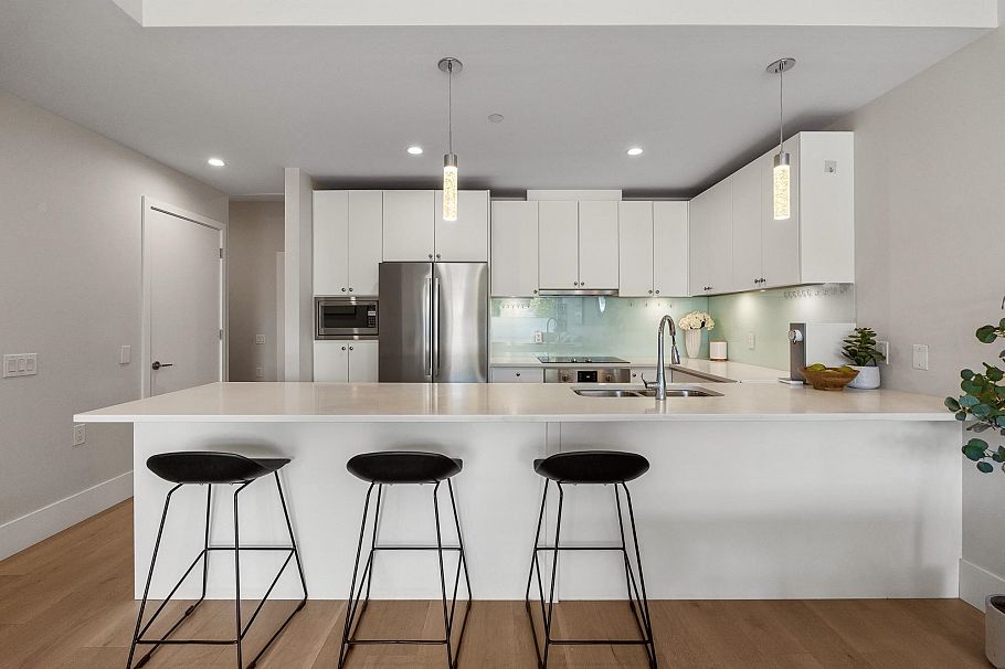 206 1591 Bowser Avenue North Vancouver, BC - 3