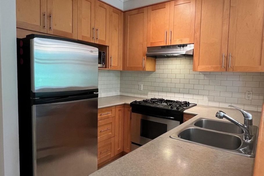 425 2083 W 33rd Avenue Vancouver, BC - 3