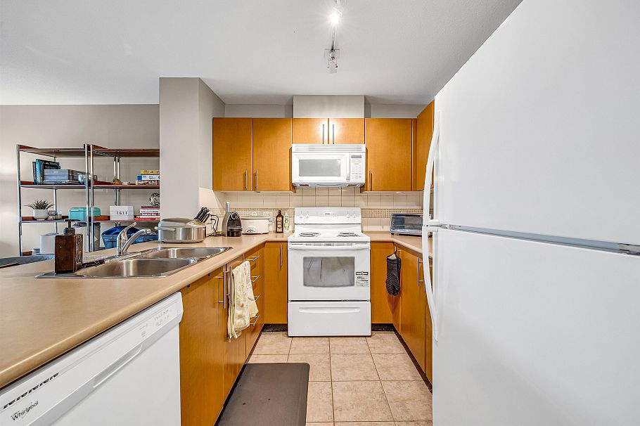 403 7088 Mont Royal Square Vancouver, BC - 5