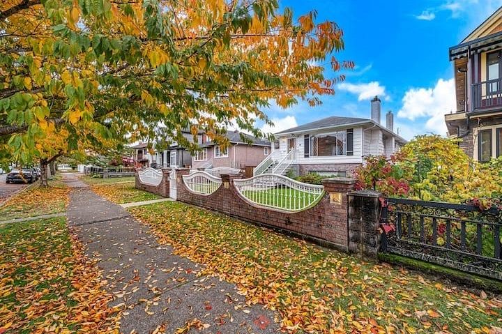 3136 E 53rd Avenue Vancouver, BC - 2