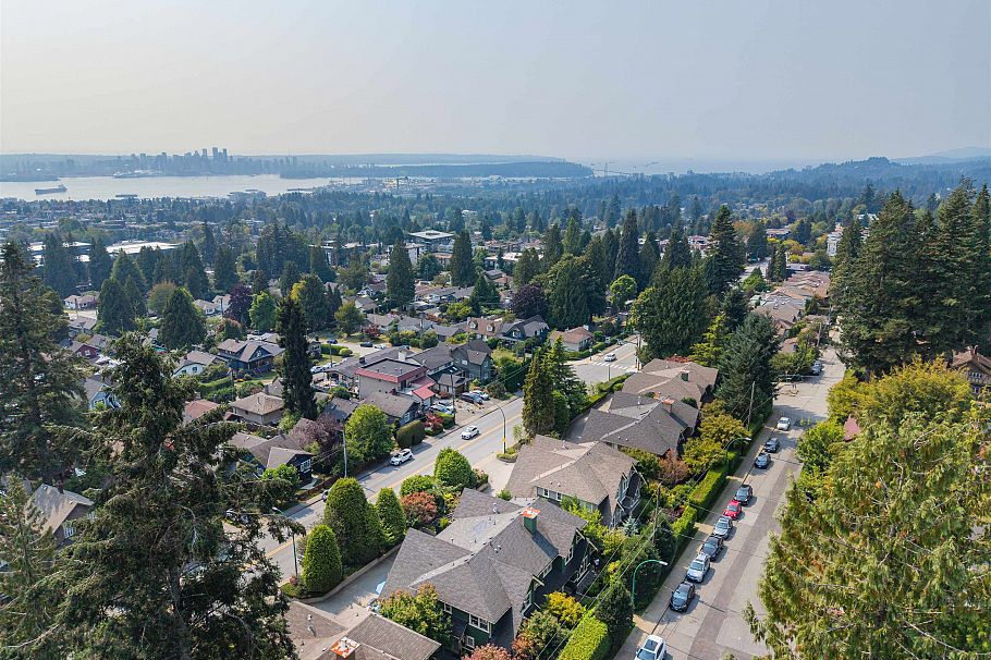 261 E Queens Road North Vancouver, BC - 28
