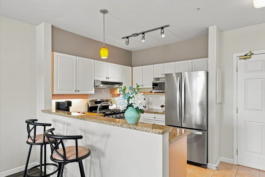 317 3629 Deercrest Drive North Vancouver, BC - 10