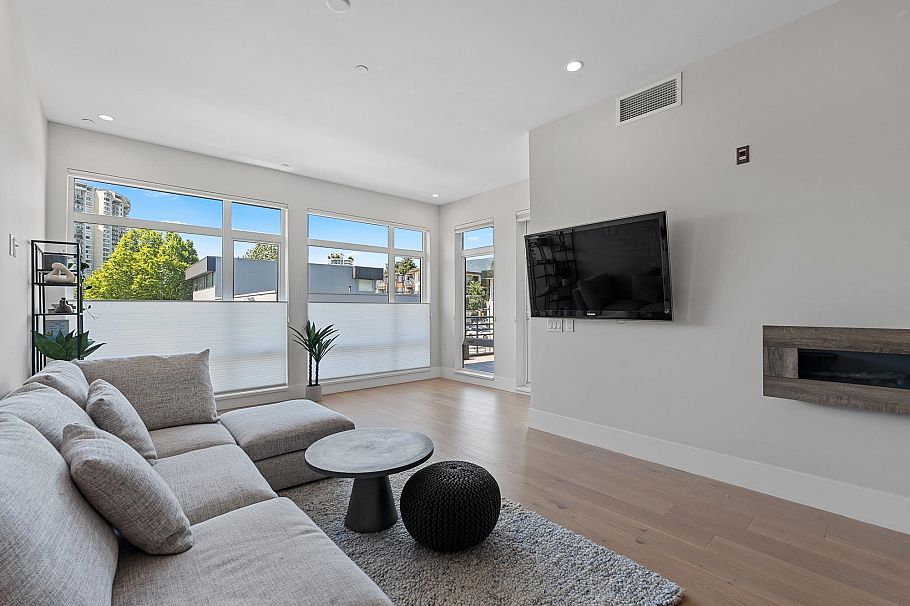 206 1591 Bowser Avenue North Vancouver, BC - 11