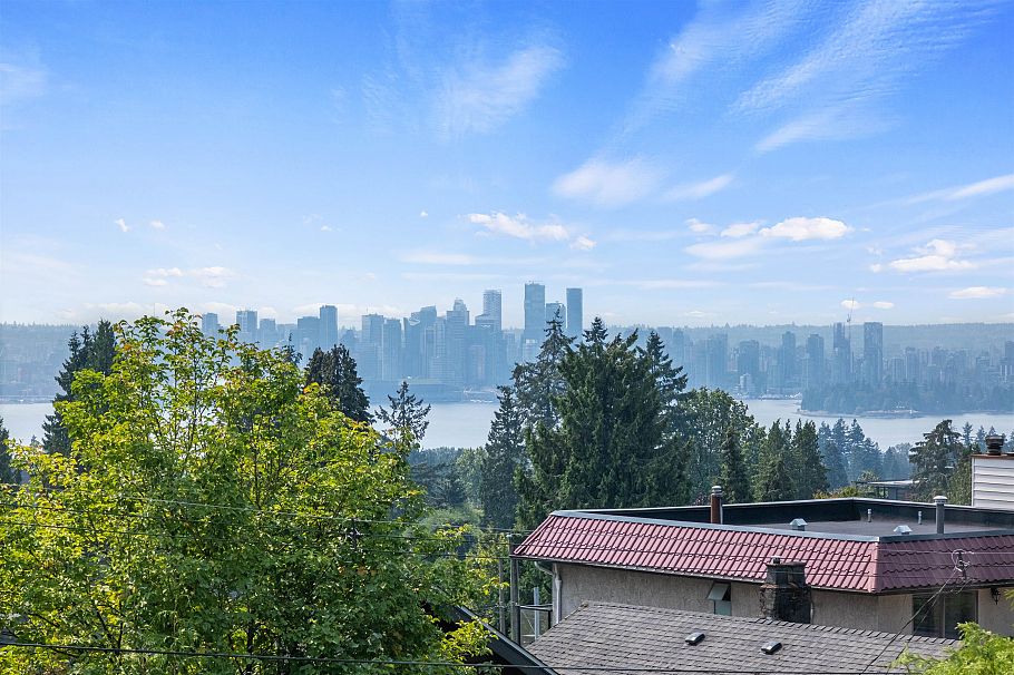 261 E Queens Road North Vancouver, BC - 29