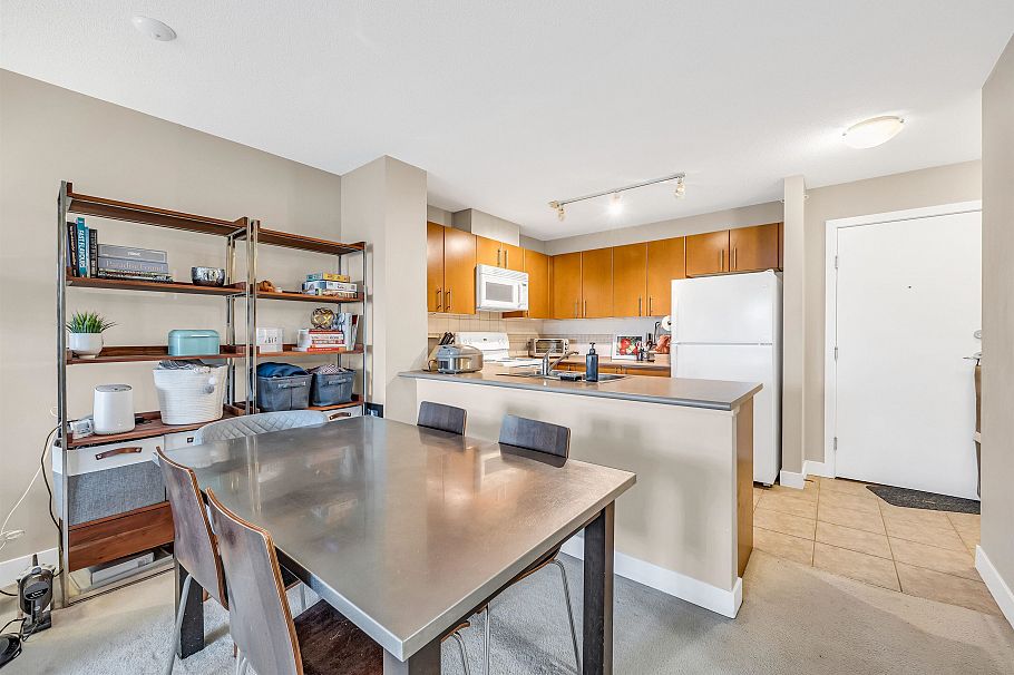 403 7088 Mont Royal Square Vancouver, BC - 7