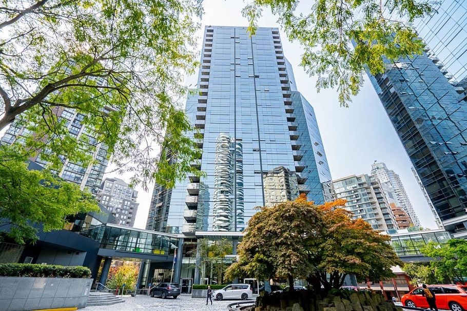 1907 1050 Burrard Street Vancouver, BC - 1