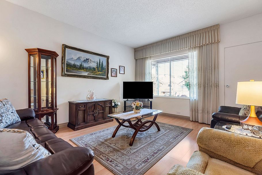 2560 Adanac Street Vancouver, BC - 4