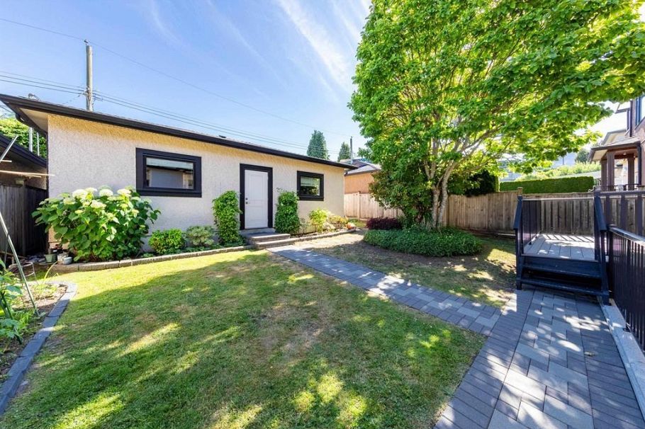 3078 W 20th Avenue Vancouver, BC - 32