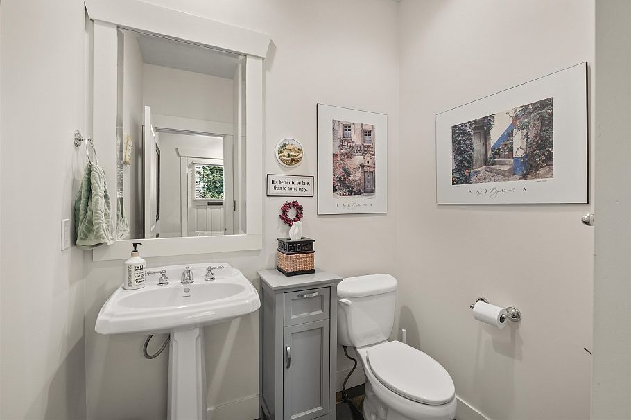 261 E Queens Road North Vancouver, BC - 9