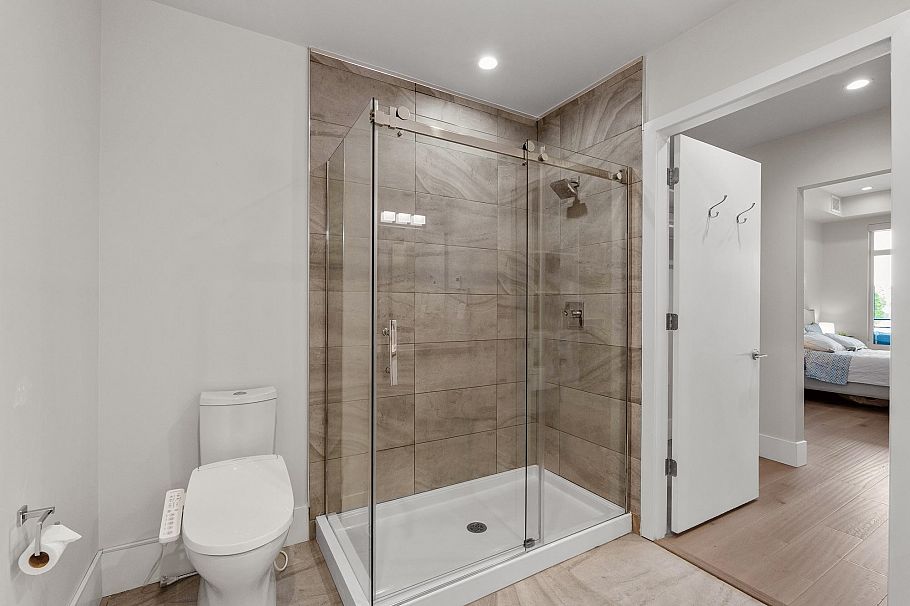 206 1591 Bowser Avenue North Vancouver, BC - 20