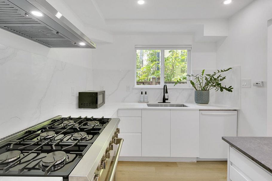2977 W 6th Avenue Vancouver, BC - 21