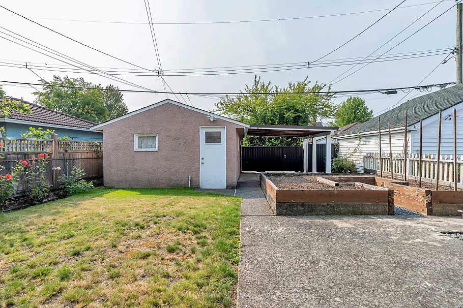2560 Adanac Street Vancouver, BC - 20