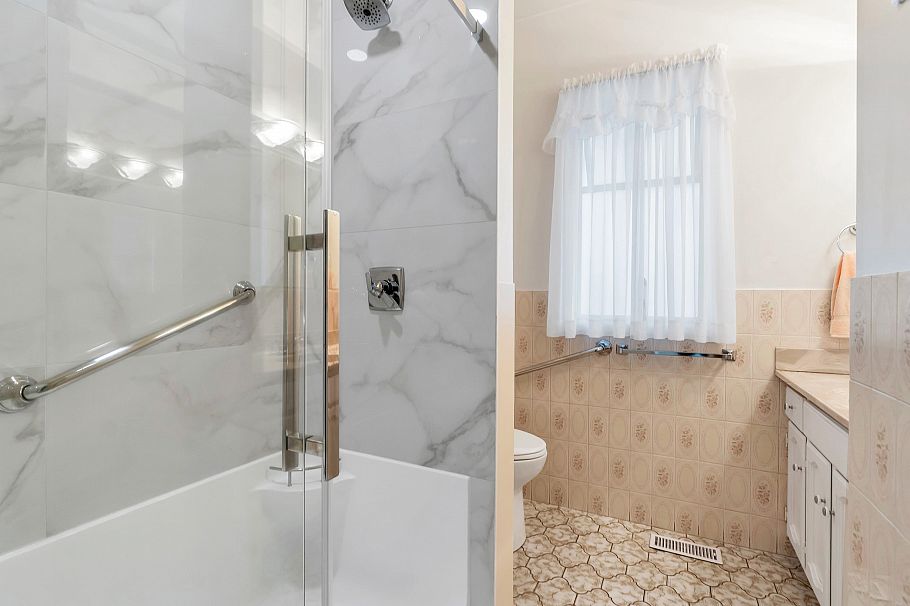 2560 Adanac Street Vancouver, BC - 12