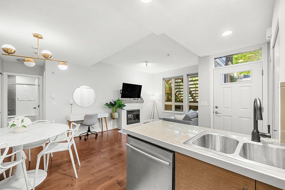 78 728 W 14th Street North Vancouver, BC - 1