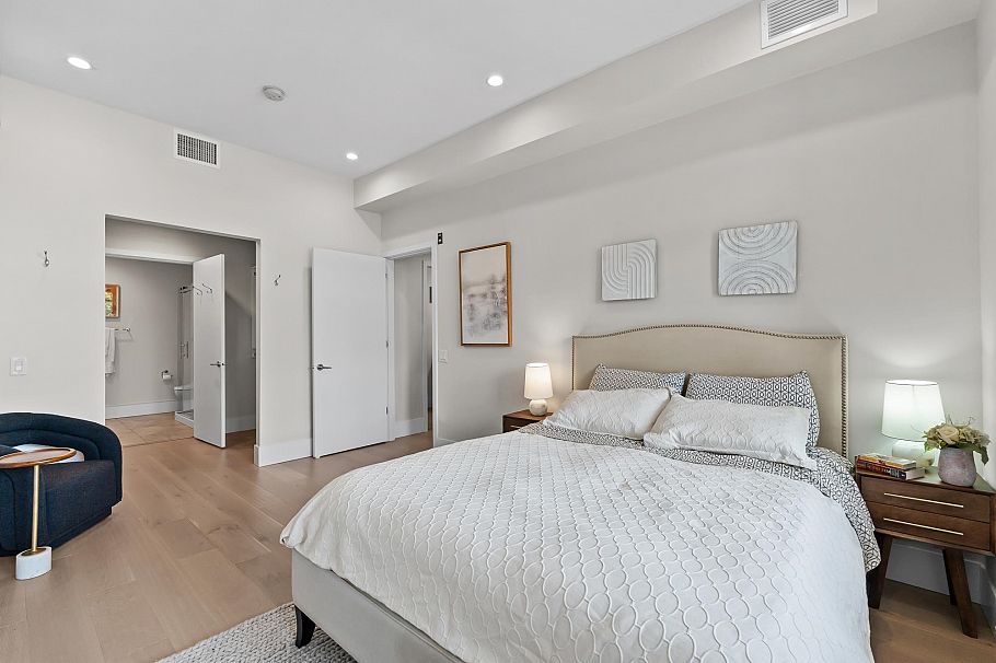 206 1591 Bowser Avenue North Vancouver, BC - 27