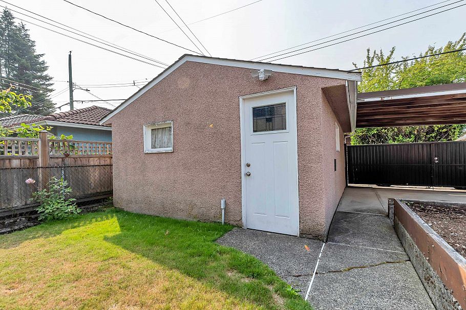 2560 Adanac Street Vancouver, BC - 24