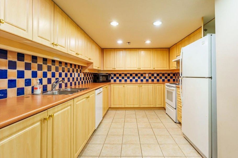 317 3629 Deercrest Drive North Vancouver, BC - 31