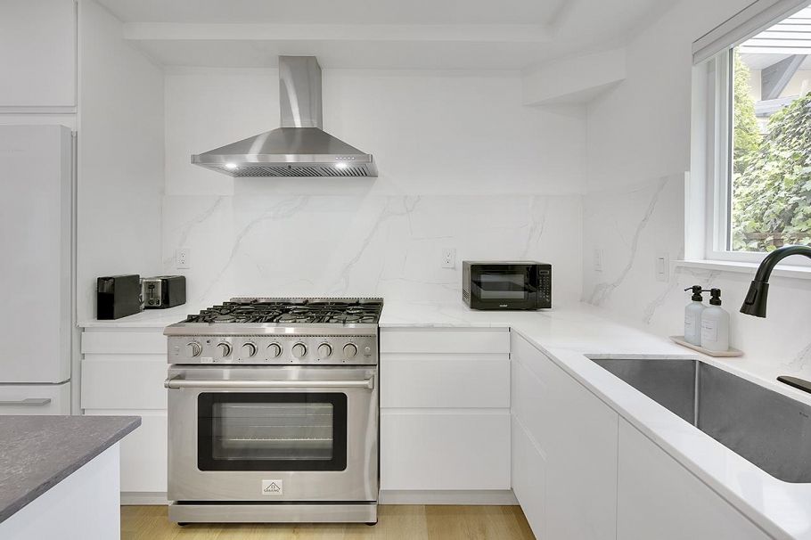 2977 W 6th Avenue Vancouver, BC - 22