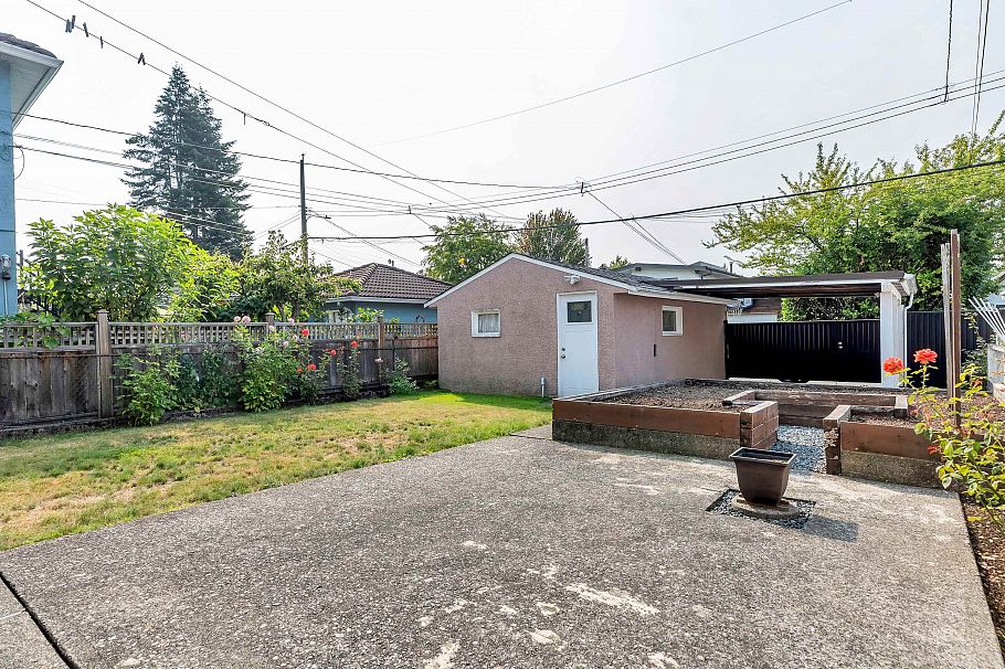 2560 Adanac Street Vancouver, BC - 19
