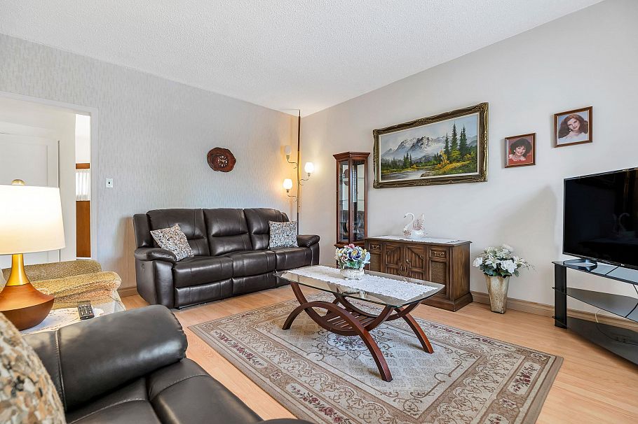 2560 Adanac Street Vancouver, BC - 3